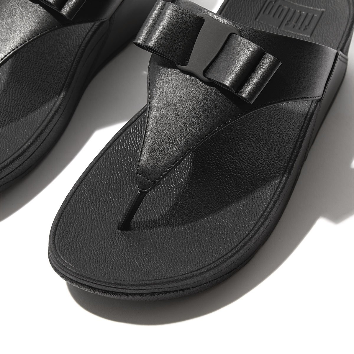 LULU Bow Leather Toe-Post Sandals - All Black (GS3-090) | FitFlop MY